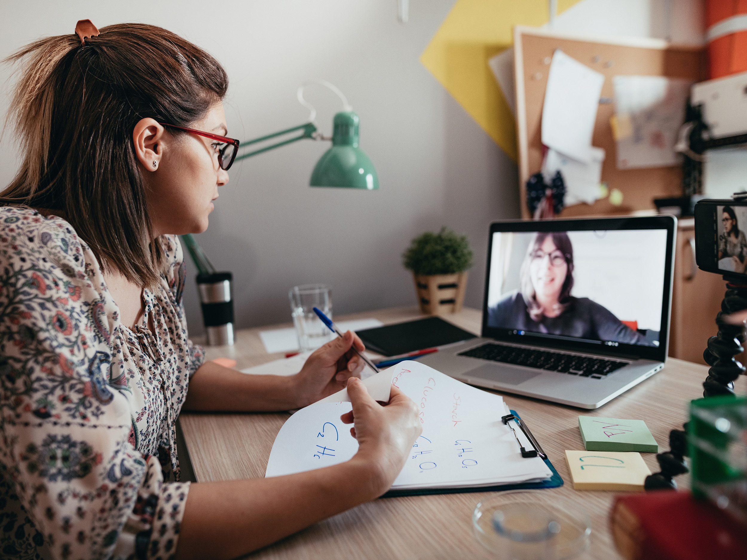 Affecting connecting: High instructor presence through videos 