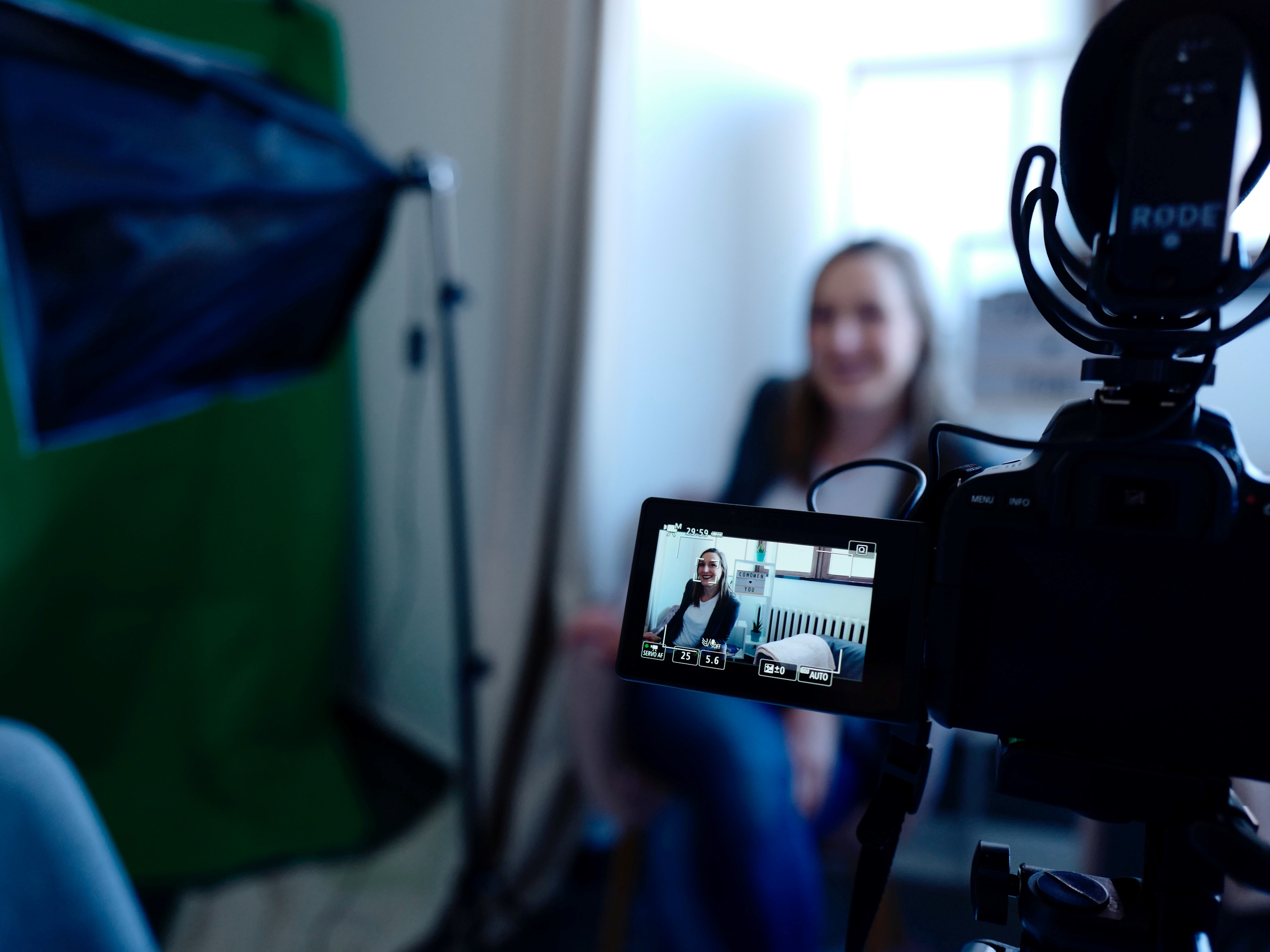 From lecture theatre to living room: adapting teaching techniques to the online classroom 