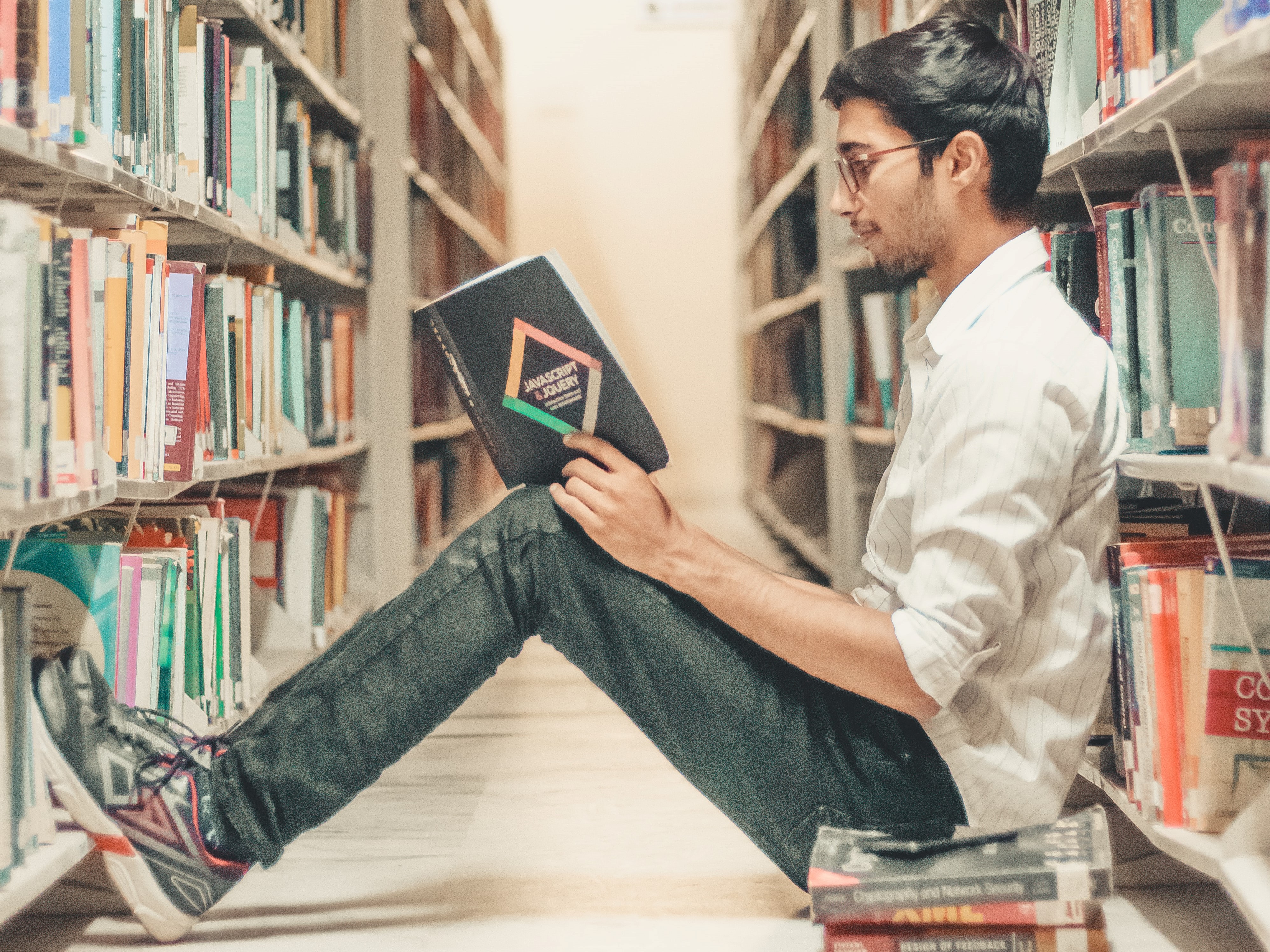 How a flipped classroom model improves learning in online STEM courses  