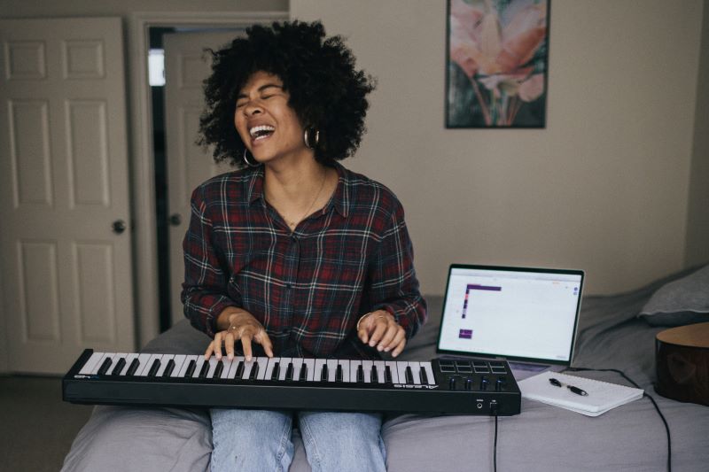 Singing on mute: facilitating practical creative work online