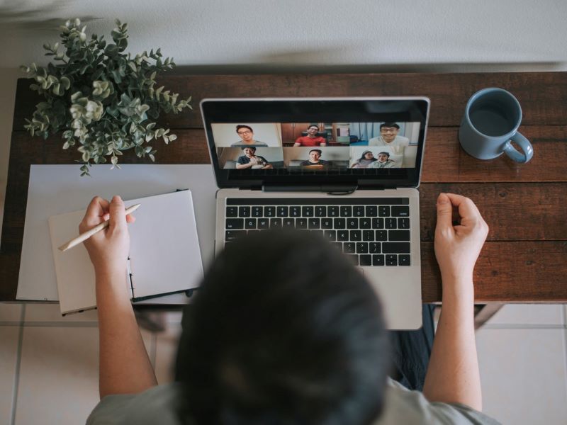 Supporting collaborative learning among remote students through peer review