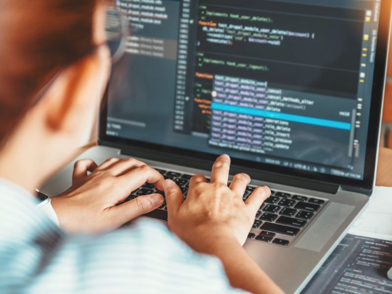 Video makes the coding star: teaching problem-solving in bite-sized chunks online 