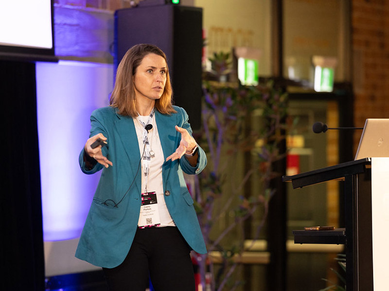 How do we define quality in online learning? 