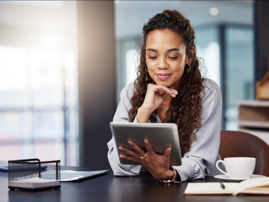 Buisiness woman using a tablet at her desk