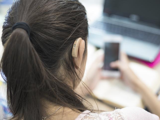 A deaf student, seen from behind