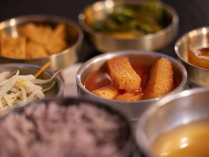 Korean side dishes, including kkakdugi 