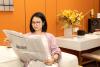 A female university student reading a newspaper
